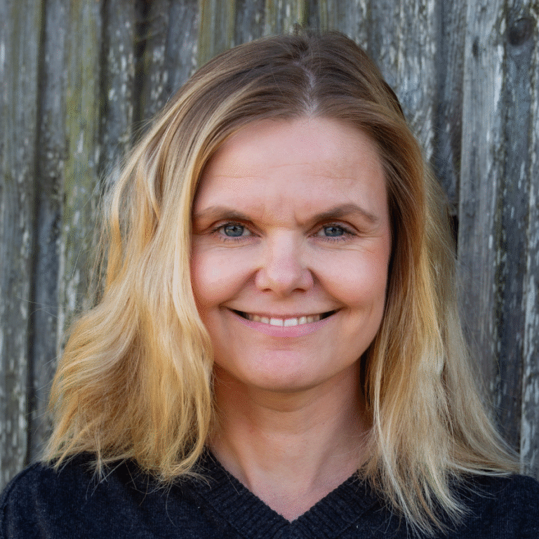 naeratav Janika Solmann. Pikkade blondide juustega naine