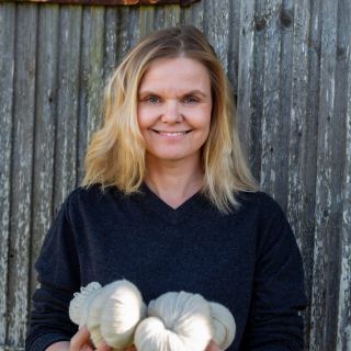 Janika Solmann hoiab taimetrükiga kaunistatud linast kangast